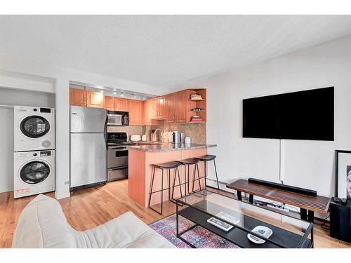 402-104 24 Avenue Sw, Calgary, AB - Indoor Photo Showing Kitchen