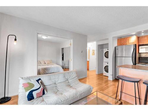 402-104 24 Avenue Sw, Calgary, AB - Indoor Photo Showing Kitchen