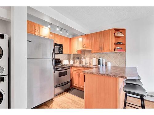 402-104 24 Avenue Sw, Calgary, AB - Indoor Photo Showing Kitchen