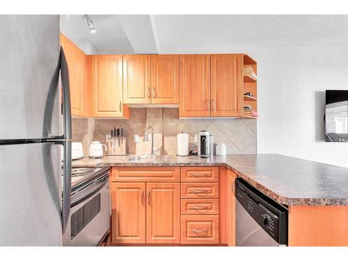 402-104 24 Avenue Sw, Calgary, AB - Indoor Photo Showing Kitchen