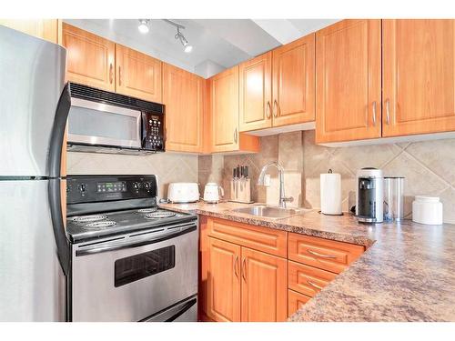 402-104 24 Avenue Sw, Calgary, AB - Indoor Photo Showing Kitchen