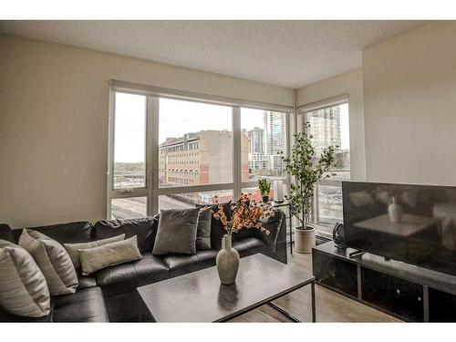 504-325 3 Street Se, Calgary, AB - Indoor Photo Showing Living Room