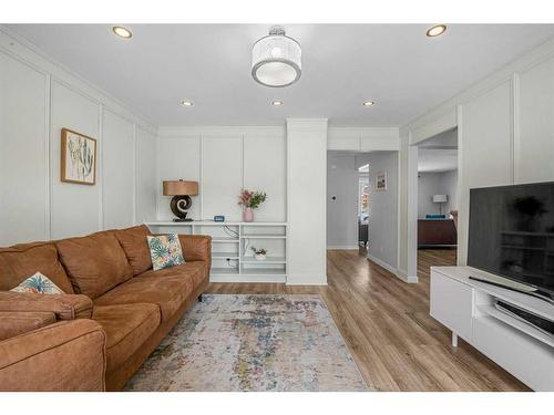 91 Midglen Way Se, Calgary, AB - Indoor Photo Showing Living Room