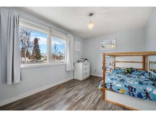 91 Midglen Way Se, Calgary, AB - Indoor Photo Showing Bedroom