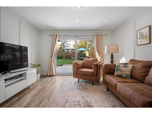 91 Midglen Way Se, Calgary, AB - Indoor Photo Showing Living Room