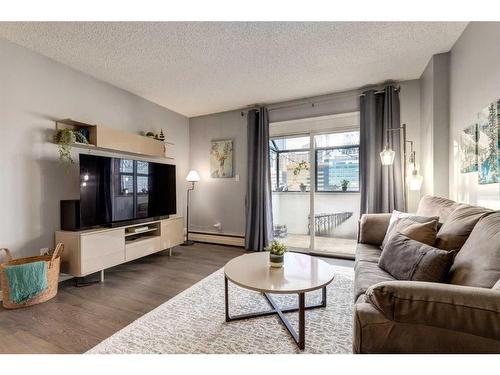 707-111 14 Avenue Se, Calgary, AB - Indoor Photo Showing Living Room