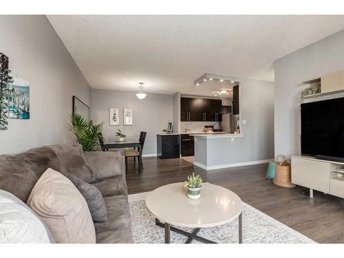 707-111 14 Avenue Se, Calgary, AB - Indoor Photo Showing Living Room