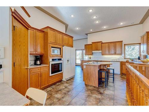 15 Taylor Bay, Rural Rocky View County, AB - Indoor Photo Showing Kitchen