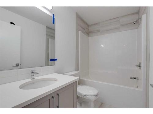 2-4532 17 Avenue Nw, Calgary, AB - Indoor Photo Showing Bathroom