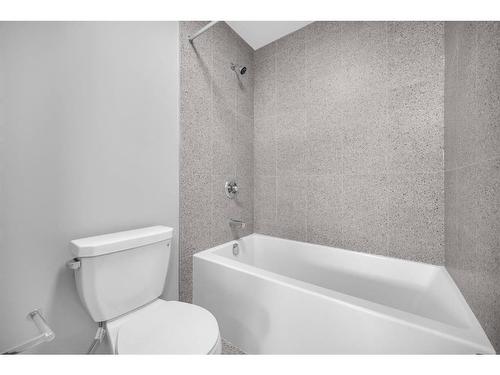 411 Sora Boulevard Se, Calgary, AB - Indoor Photo Showing Bathroom