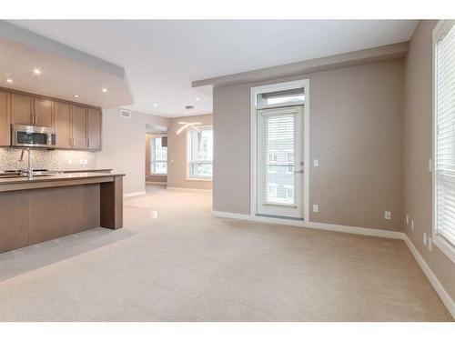 313-145 Burma Star Road Sw, Calgary, AB - Indoor Photo Showing Kitchen