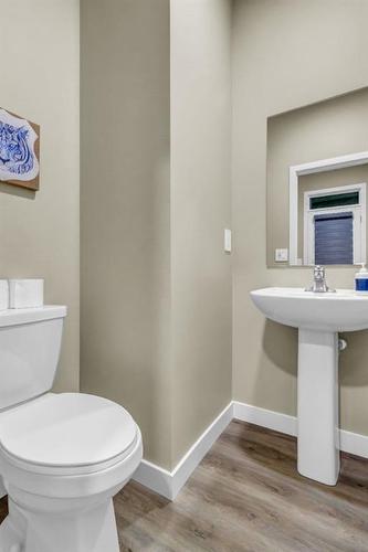 173 Belmont Drive, Calgary, AB - Indoor Photo Showing Bathroom