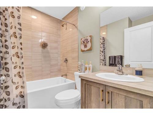 173 Belmont Drive, Calgary, AB - Indoor Photo Showing Bathroom