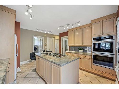 210 8 Avenue Nw, Calgary, AB - Indoor Photo Showing Kitchen