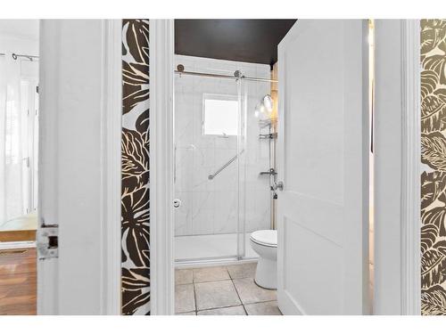 417 22 Avenue Nw, Calgary, AB - Indoor Photo Showing Bathroom