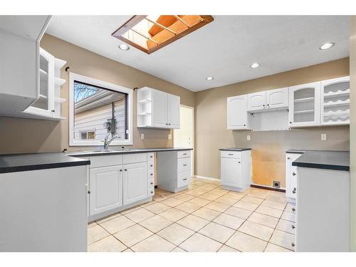 417 22 Avenue Nw, Calgary, AB - Indoor Photo Showing Kitchen