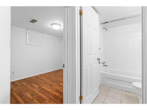 417 22 Avenue Nw, Calgary, AB - Indoor Photo Showing Bathroom