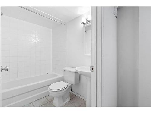 417 22 Avenue Nw, Calgary, AB - Indoor Photo Showing Bathroom