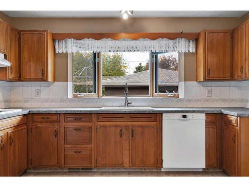 4335 Vauxhall Crescent Nw, Calgary, AB - Indoor Photo Showing Kitchen