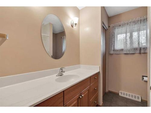 4335 Vauxhall Crescent Nw, Calgary, AB - Indoor Photo Showing Bathroom