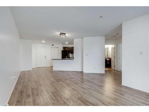 119-7210 80 Avenue Ne, Calgary, AB - Indoor Photo Showing Living Room