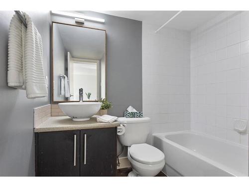 504-505 19 Avenue Sw, Calgary, AB - Indoor Photo Showing Bathroom