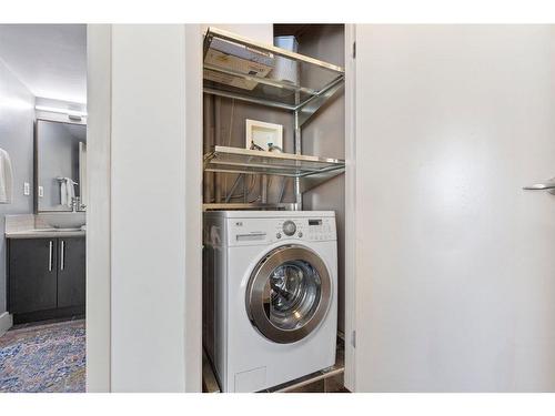 504-505 19 Avenue Sw, Calgary, AB - Indoor Photo Showing Laundry Room