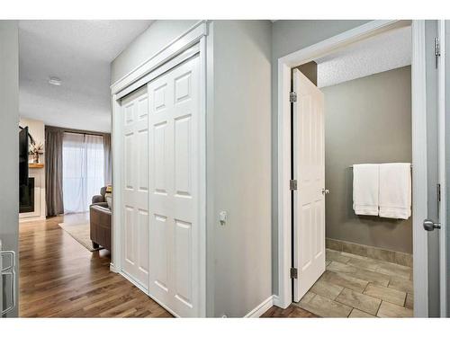 2-2211 28 Street Sw, Calgary, AB - Indoor Photo Showing Other Room