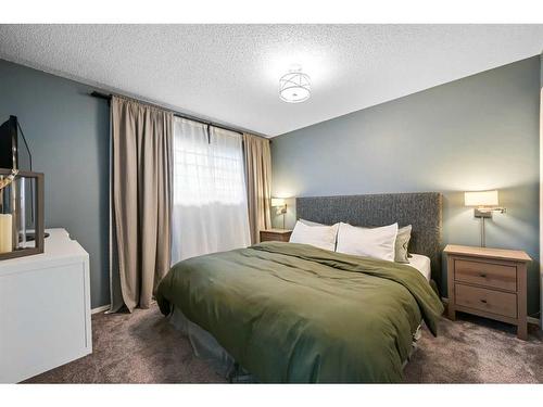 2-2211 28 Street Sw, Calgary, AB - Indoor Photo Showing Bedroom