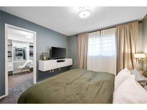 2-2211 28 Street Sw, Calgary, AB - Indoor Photo Showing Bedroom