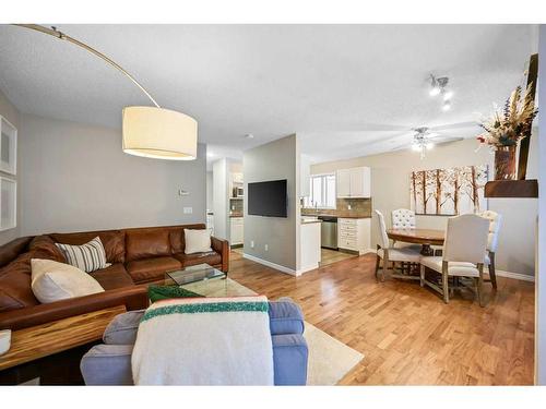 2-2211 28 Street Sw, Calgary, AB - Indoor Photo Showing Living Room