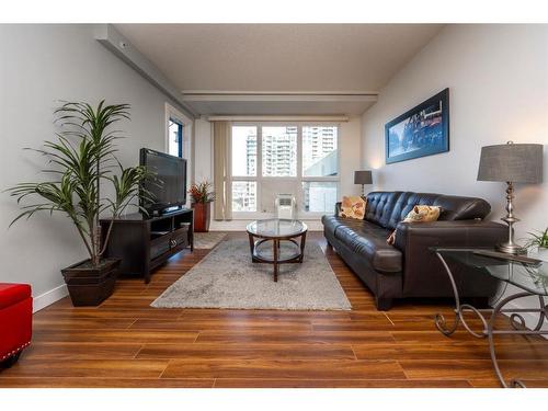 505-8880 Horton Road Sw, Calgary, AB - Indoor Photo Showing Living Room