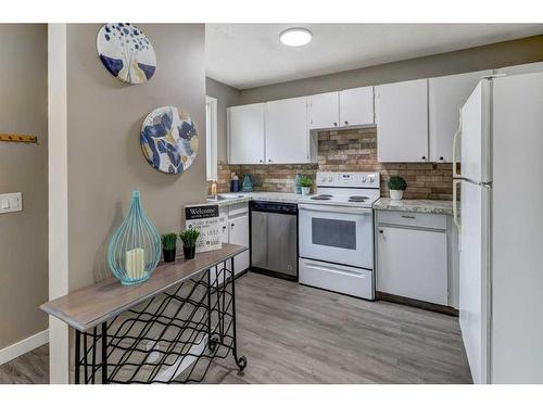 41-2319 56 Street Ne, Calgary, AB - Indoor Photo Showing Kitchen