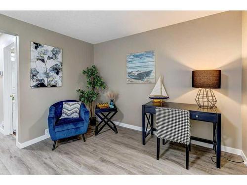 41-2319 56 Street Ne, Calgary, AB - Indoor Photo Showing Living Room