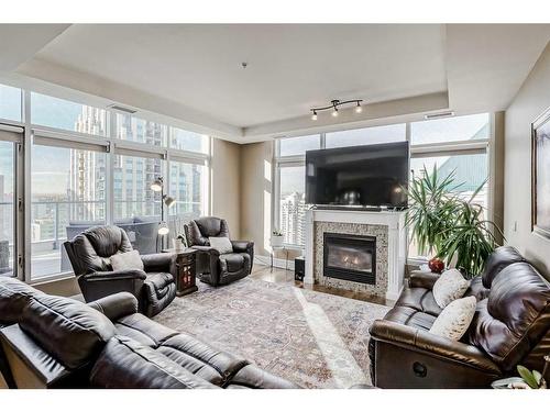 2802-910 5 Avenue Sw, Calgary, AB - Indoor Photo Showing Living Room With Fireplace