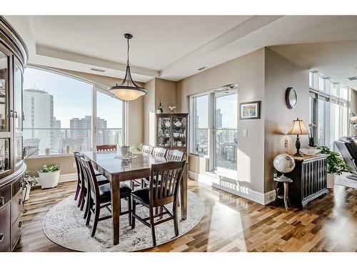 2802-910 5 Avenue Sw, Calgary, AB - Indoor Photo Showing Dining Room