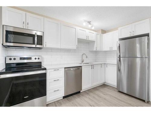 86 Georgian Villas Ne, Calgary, AB - Indoor Photo Showing Kitchen With Stainless Steel Kitchen With Upgraded Kitchen