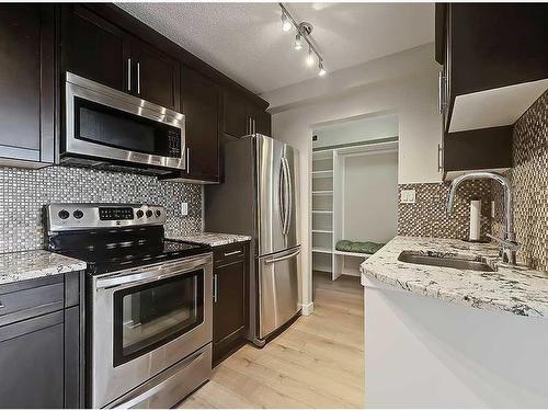 801-1330 15 Avenue Sw, Calgary, AB - Indoor Photo Showing Kitchen With Stainless Steel Kitchen With Upgraded Kitchen