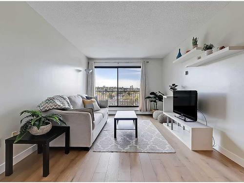 801-1330 15 Avenue Sw, Calgary, AB - Indoor Photo Showing Living Room