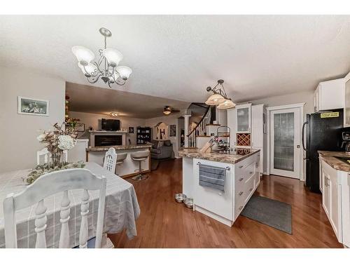 25 Cimarron Crescent, Okotoks, AB - Indoor Photo Showing Kitchen