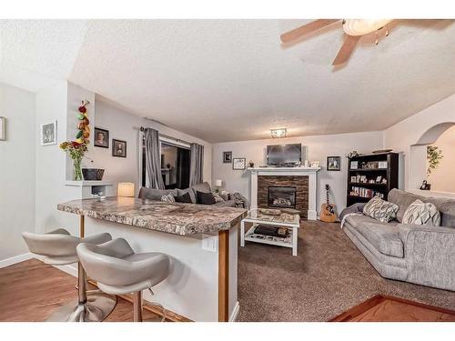 25 Cimarron Crescent, Okotoks, AB - Indoor Photo Showing Living Room