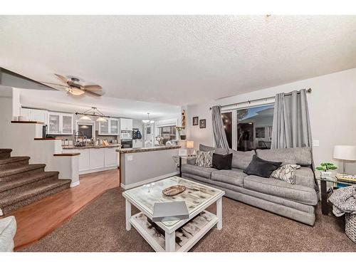 25 Cimarron Crescent, Okotoks, AB - Indoor Photo Showing Living Room