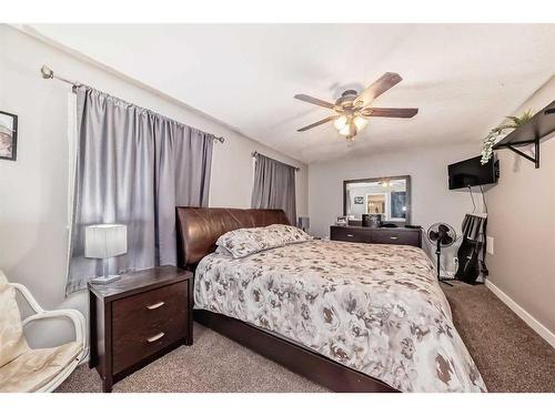 25 Cimarron Crescent, Okotoks, AB - Indoor Photo Showing Bedroom