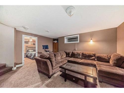 25 Cimarron Crescent, Okotoks, AB - Indoor Photo Showing Living Room