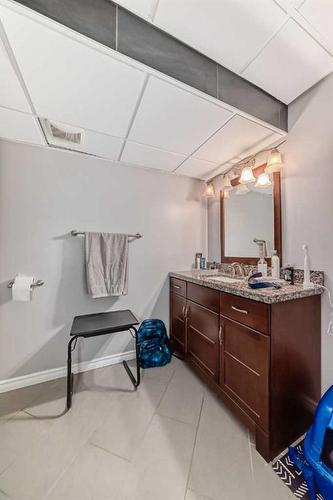 25 Cimarron Crescent, Okotoks, AB - Indoor Photo Showing Bathroom