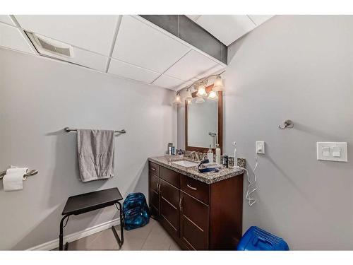 25 Cimarron Crescent, Okotoks, AB - Indoor Photo Showing Bathroom