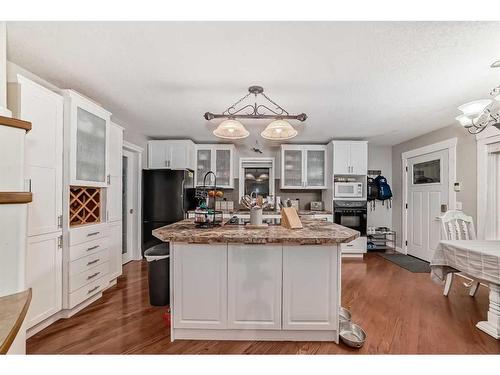 25 Cimarron Crescent, Okotoks, AB - Indoor Photo Showing Kitchen With Upgraded Kitchen