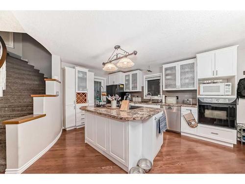 25 Cimarron Crescent, Okotoks, AB - Indoor Photo Showing Kitchen