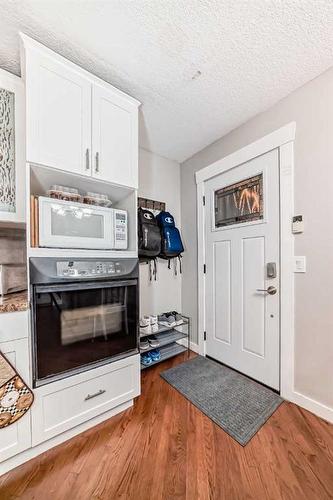 25 Cimarron Crescent, Okotoks, AB - Indoor Photo Showing Kitchen