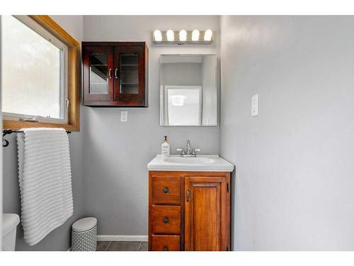 2308 Munro Drive Ne, Calgary, AB - Indoor Photo Showing Bathroom